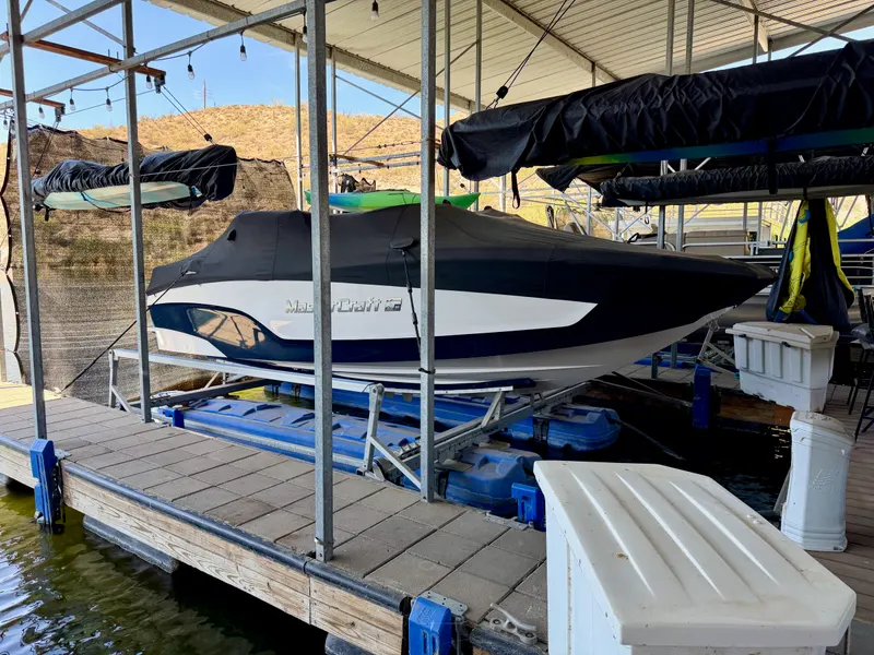 2022 MasterCraft XT22 — photo 34