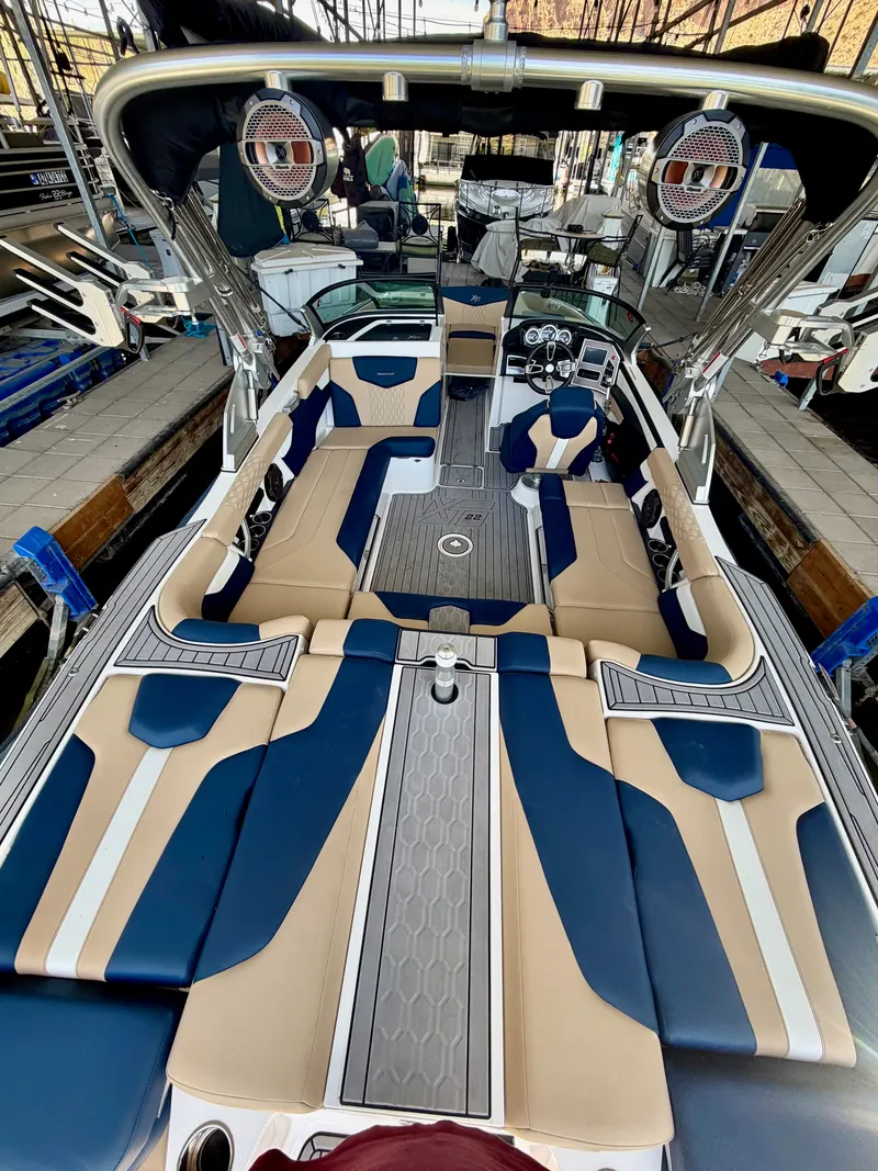 2022 MasterCraft XT22 — photo 22