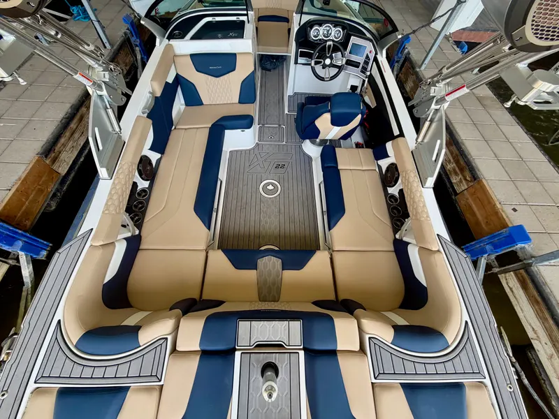 2022 MasterCraft XT22 — photo 23