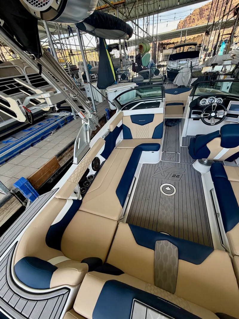 2022 MasterCraft XT22 — photo 24