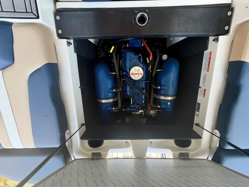 2022 MasterCraft XT22 — photo 32