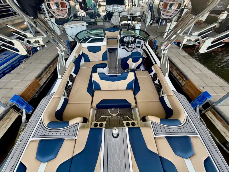 2022 MasterCraft XT22 — photo 19