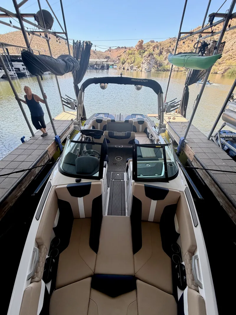 2022 MasterCraft XT22 — photo 12