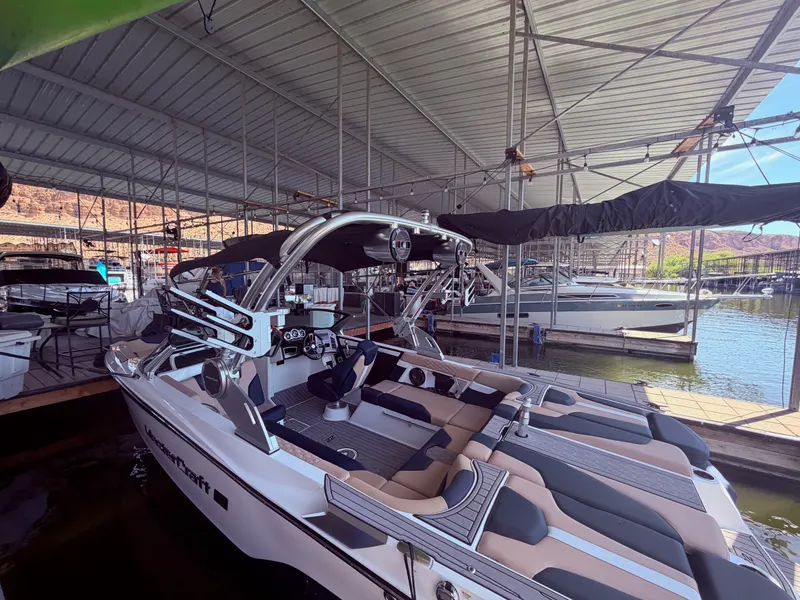 2022 MasterCraft XT22 — photo 14