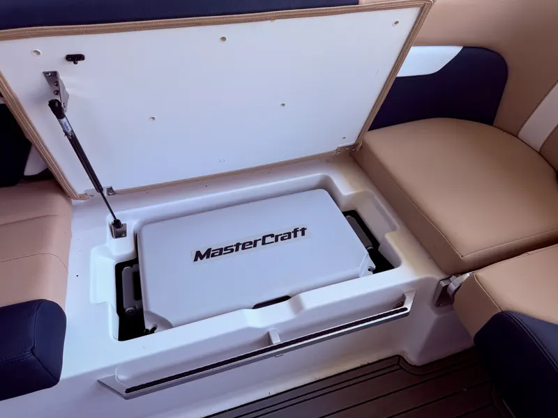 2022 MasterCraft XT22 — photo 28