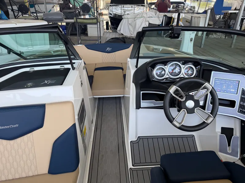 2022 MasterCraft XT22 — photo 26